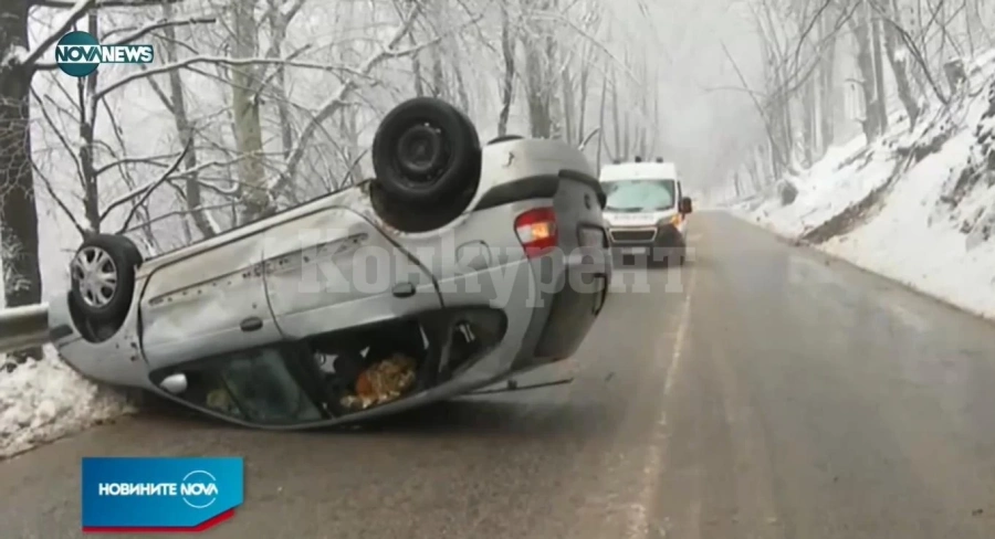 Дърво падна под прохода „Петрохан“, кола се обърна по таван (Видео)