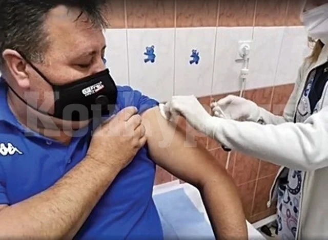 Ваксинирали съветниците в Сандански, за да не изхвърлят дозите