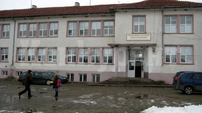 75% от учениците в училището в Долни Цибър учат онлайн
