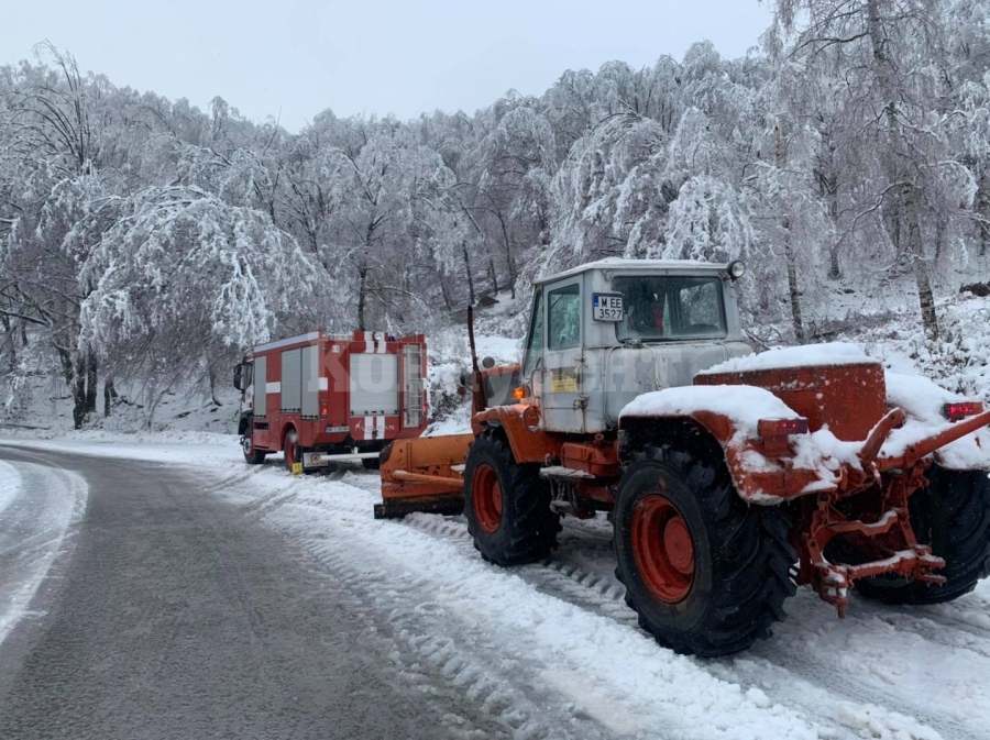 Усложнена зимна обстановка във Враца и населените места СНИМКИ