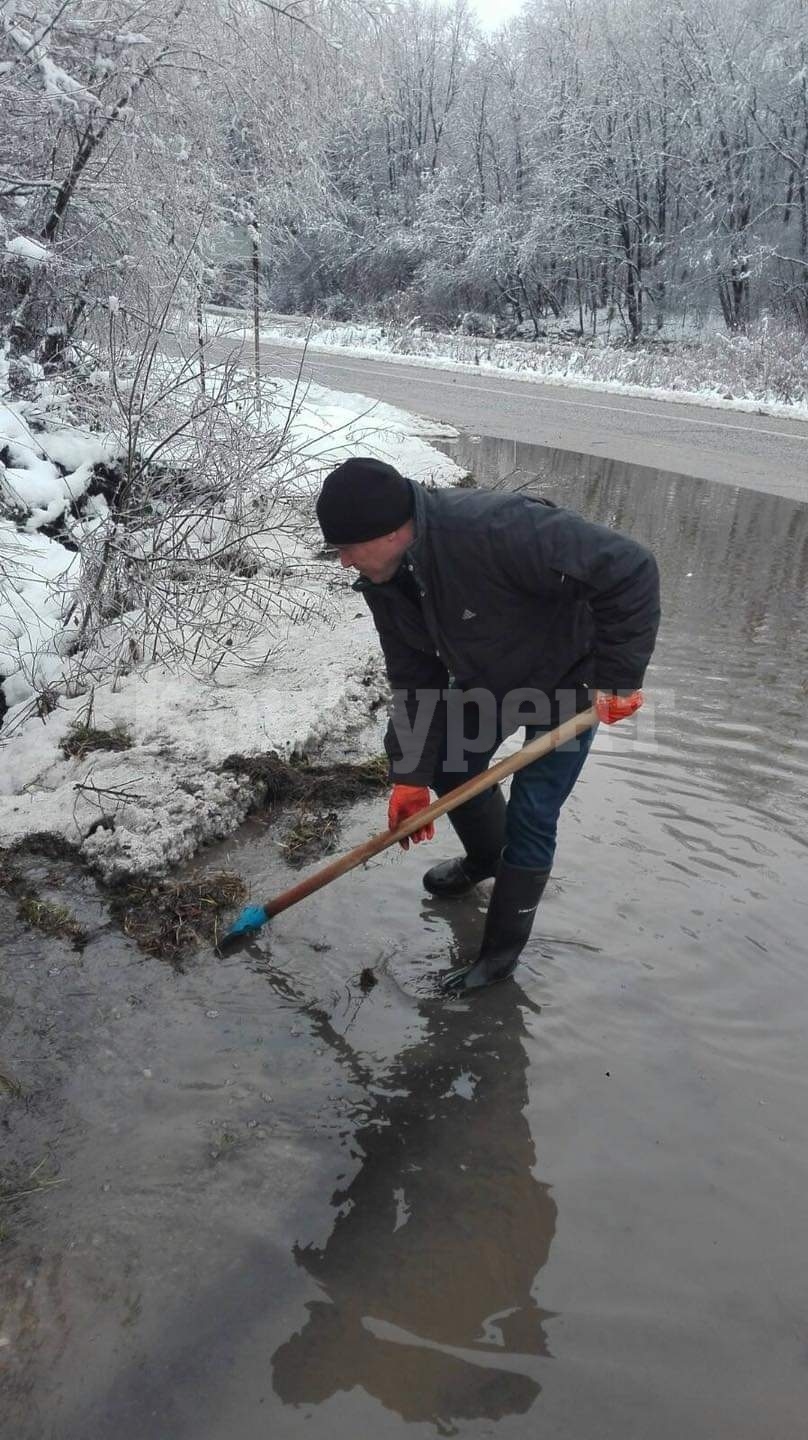 Отводняват къщи в Паволче, чистят клони в селата от община Враца СНИМКИ