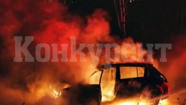 Полицай извади припаднала жена от горяща кола (ВИДЕО)