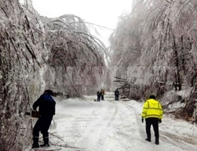 Пътят през Петрохан остава затворен, без ток са 11 села в Монтанско СНИМКИ