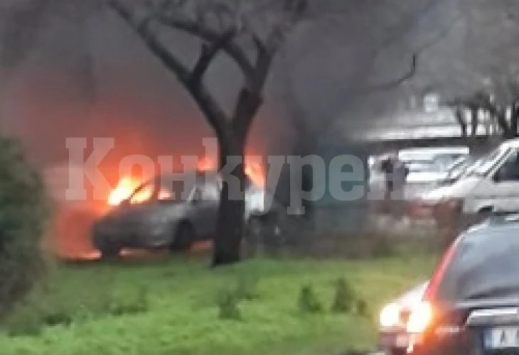 Зрелищни кадри: Кола изгоря като факла в Бургас ВИДЕО