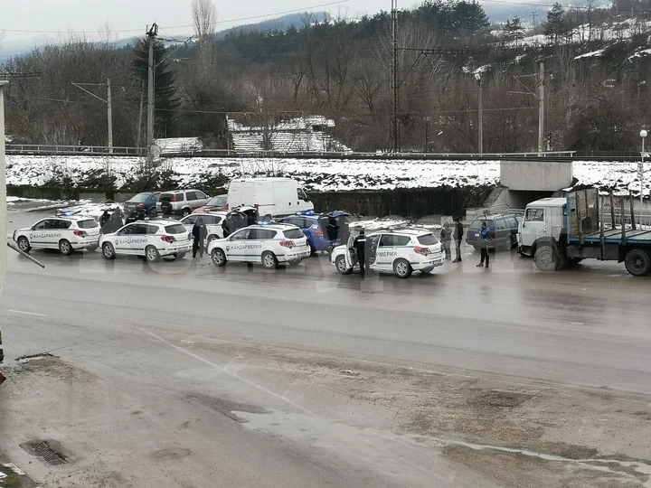 Жандармерия и полиция окупираха Мездра