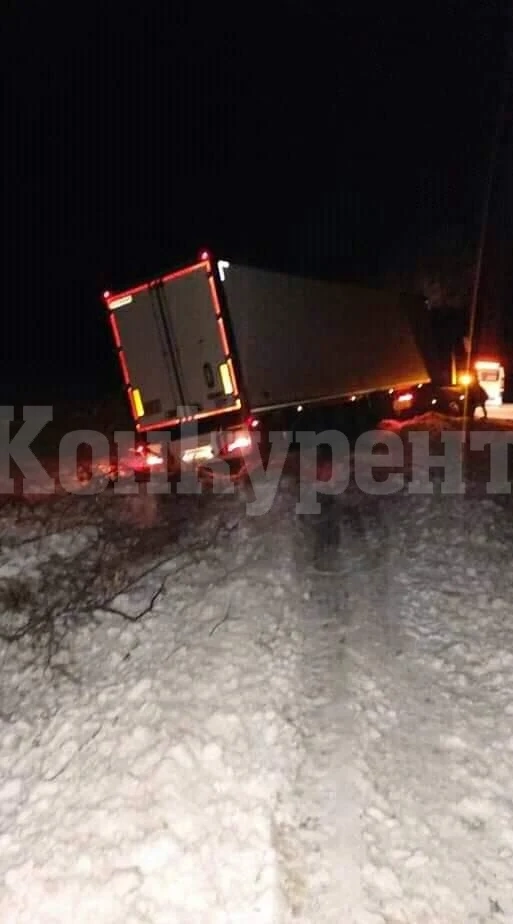 Тираджия излезе извън Е-79 след загадъчна катастрофа СНИМКИ