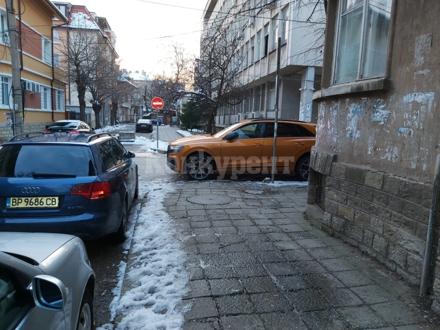 Скъп джип отново блокира тротоар край полицията СНИМКИ