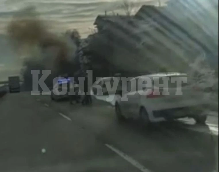 Бус пламна като факла на пътя между Враца и Мездра СНИМКИ