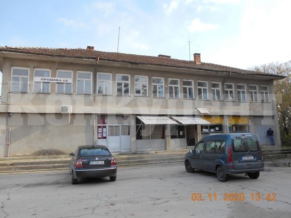 Пак обявиха за продан голяма сграда в центъра на село Градец СНИМКИ