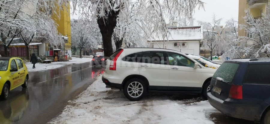 Да паркираш по врачански...на тротоара е диагноза СНИМКИ