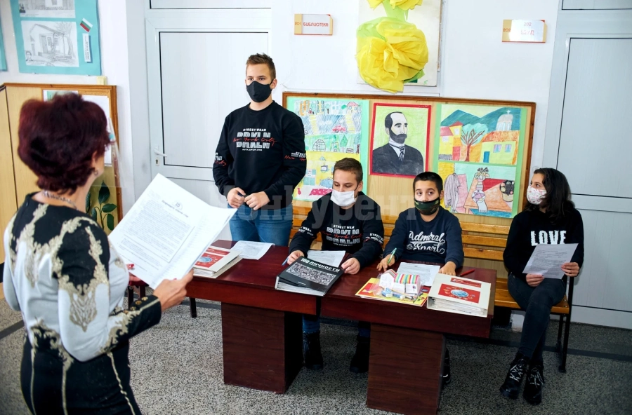 Извънкласни уроци в кът за четене