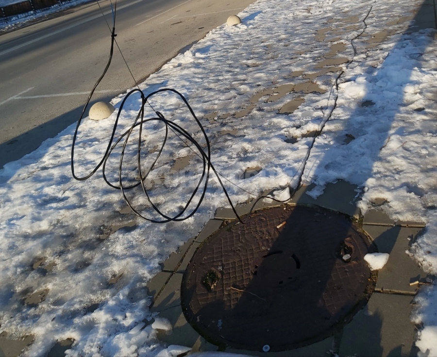След ледената блокада останаха скъсани жици и кабели СНИМКИ
