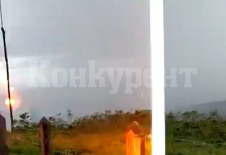 Мъж засне с телефона си как го удря мълния ВИДЕО