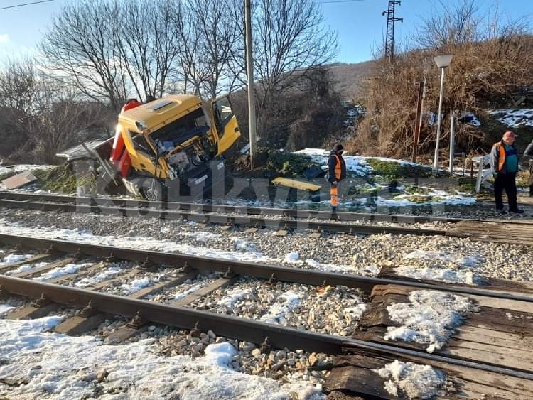 Вижте с какво наказаха шофьора на камион, предизвикал тежката катастрофа с влак СНИМКИ