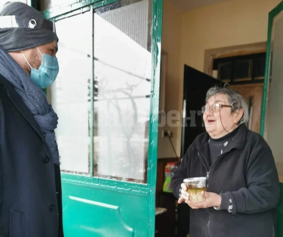Депутат пак дава храна като доброволец