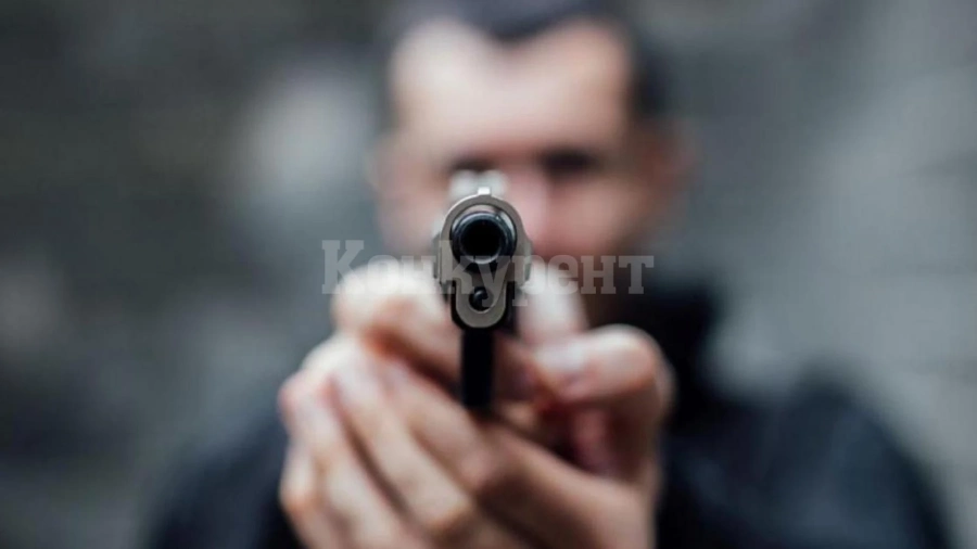 Мъж извади пистолет на момчета, карали зад него