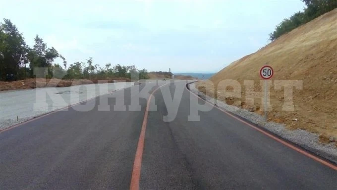 Движението между Ребърково и Лютидол двупосочно в една лента