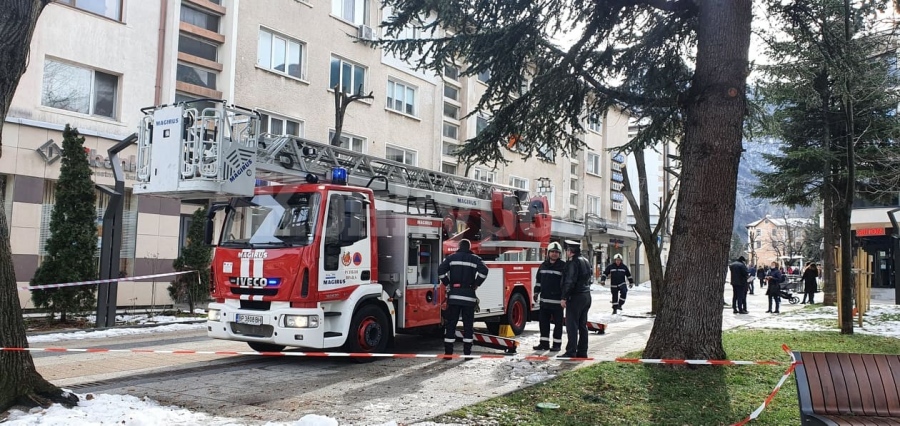 Опасна ситуация в центъра на Враца, отцепиха района около блок СНИМКИ