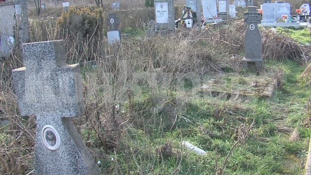 Кощунство! Откраднаха оградата на гробище във Врачанско