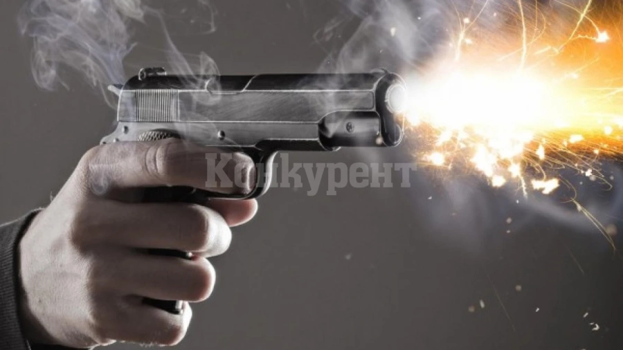 Ученици стрелят с пистолет на купон