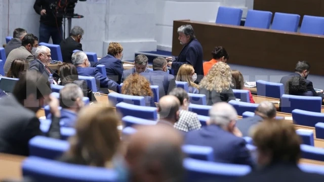 На първо четене: Карантинираните гласуват в подвижни секции