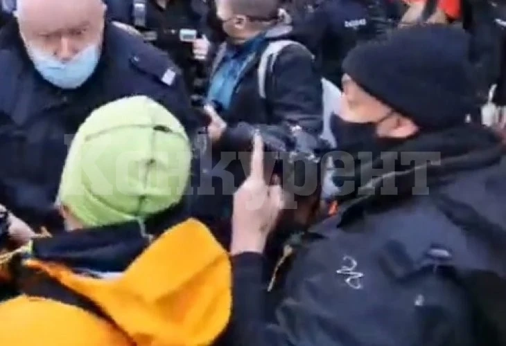 Извънредно: Протестиращи опитаха да нахлуят в Министерски съвет, има сблъсъци с полицията