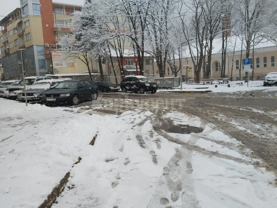 Снегът създаде проблеми на шофьорите, продължава да трупа