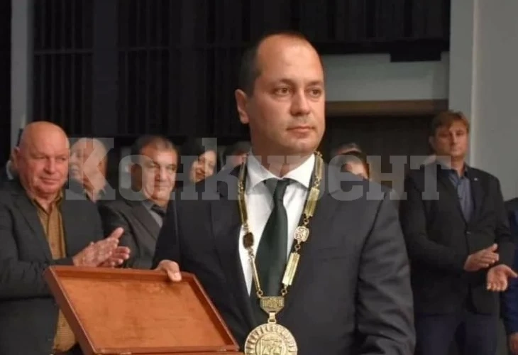 Повишиха заплатата на Каменов с 10%, повече пари и за селските кметове