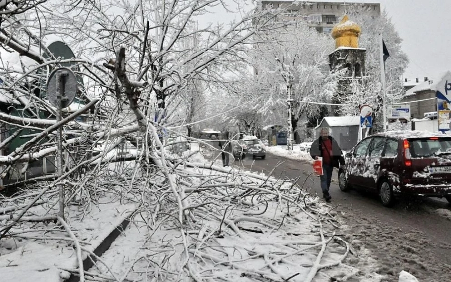 Обстановката в Североизточна България се усложнява, пътуване - само при необходимост