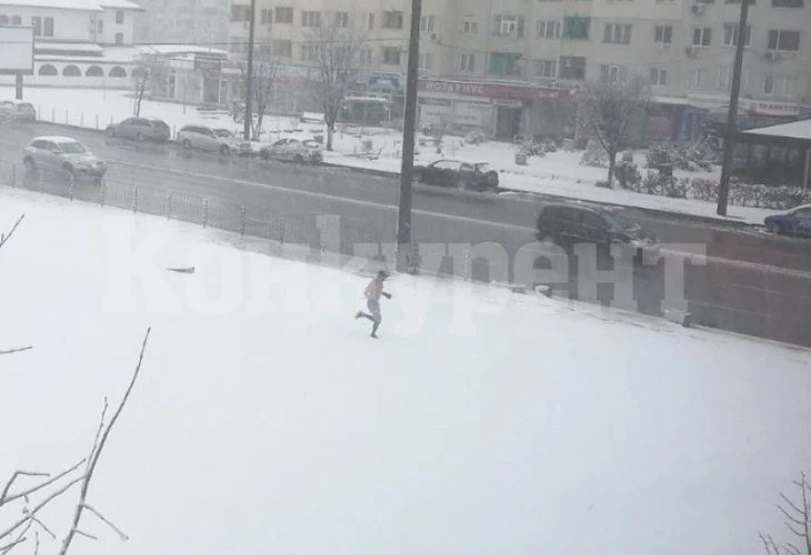 Спипан на калъп? Полугол софиянец бяга в снега СНИМКА