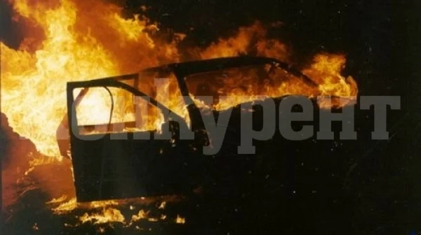 „Ауди“ изгоря като факла до денонощен магазин в Лом
