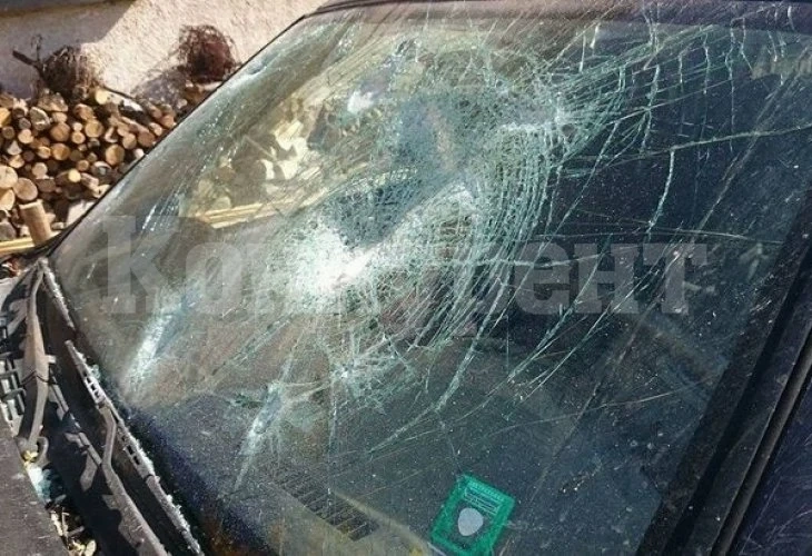 Вандали изпотрошиха закъсали в преспите автомобили