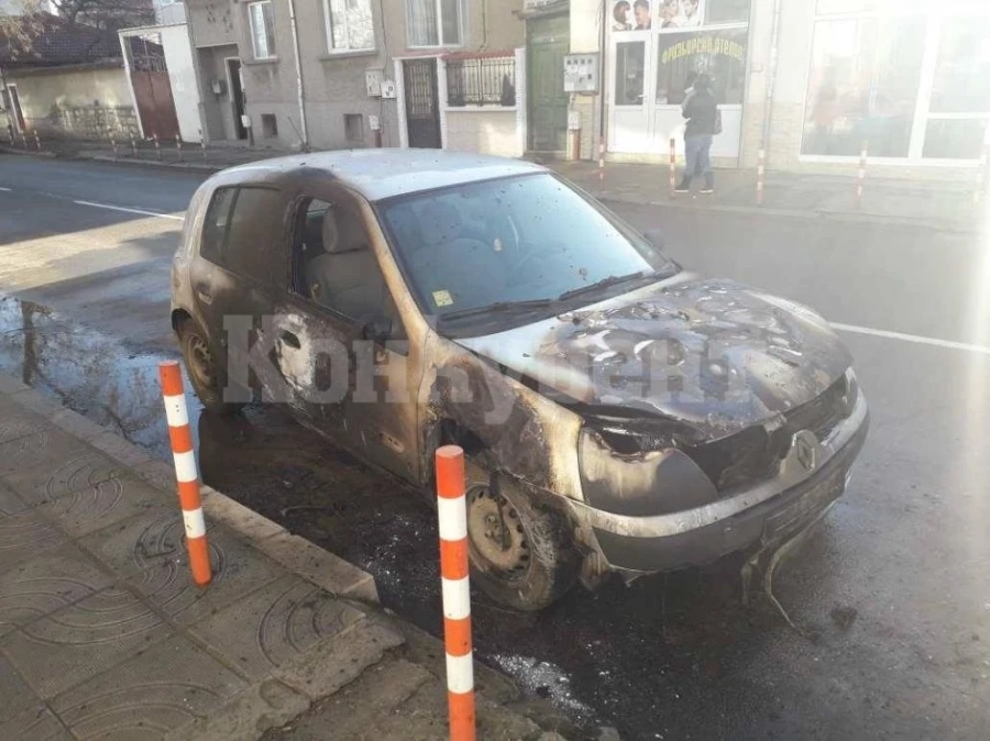 Гасиха пожар в лека кола във Видин
