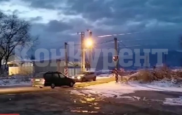 Шофьор минава при спуснати бариери на жп прелез ВИДЕО