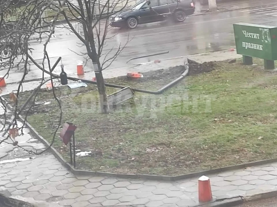 Газ до дупка! Шофьор се заби в уличен стълб, след каскадата офейка с помощ от приятели СНИМКИ