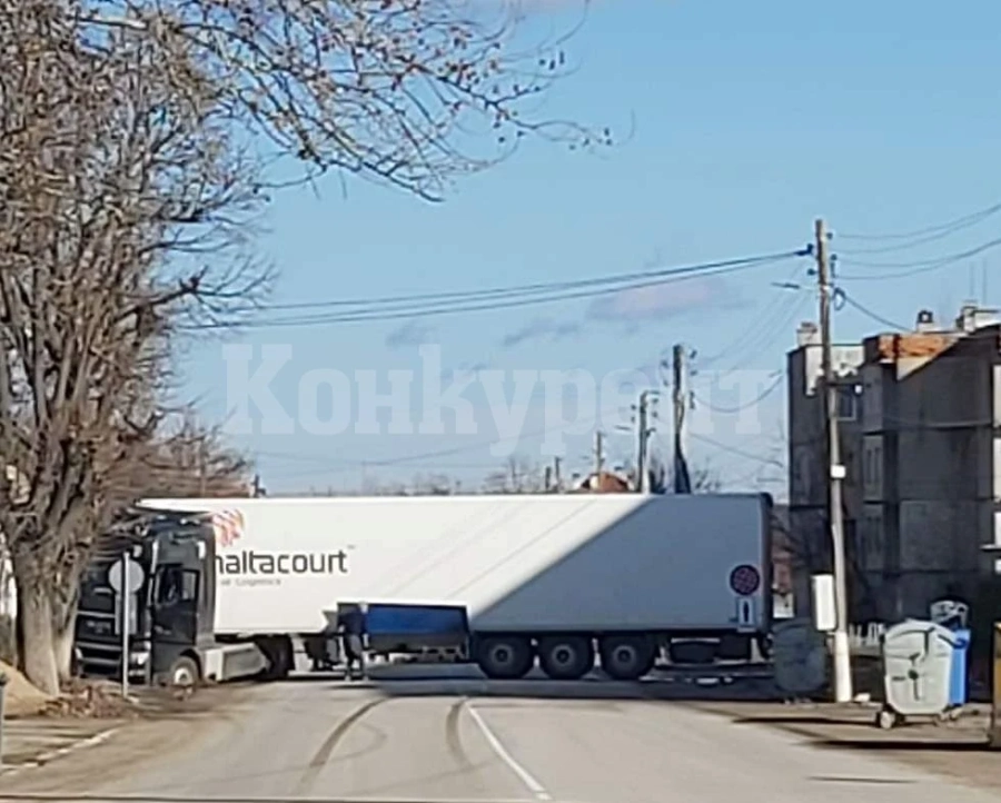 От последните минути! ТИР затапи централната улица на Ружинци СНИМКИ