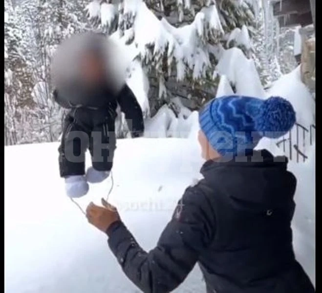 Скандално ВИДЕО: Майка хвърли бебето си в снега, а после…
