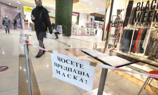 Молове, фитнеси, спортни зали в трескава подготовка преди да отворят