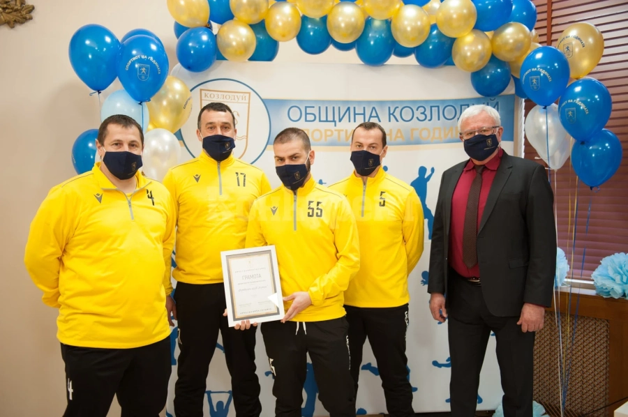 Награди за ФК Бутан от церемонията в Козлодуй преди победата в Търнава