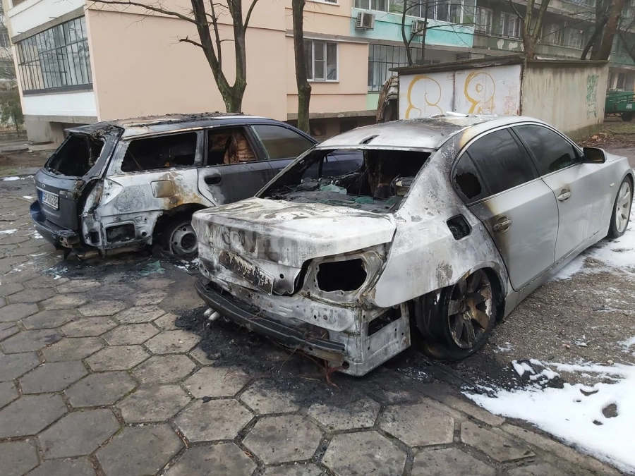 Първи СНИМКИ на запалените коли във Враца