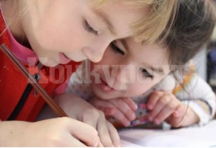 Изхвърлиха от училище 8-годишна, признала, че е влюбена в своя съученичка