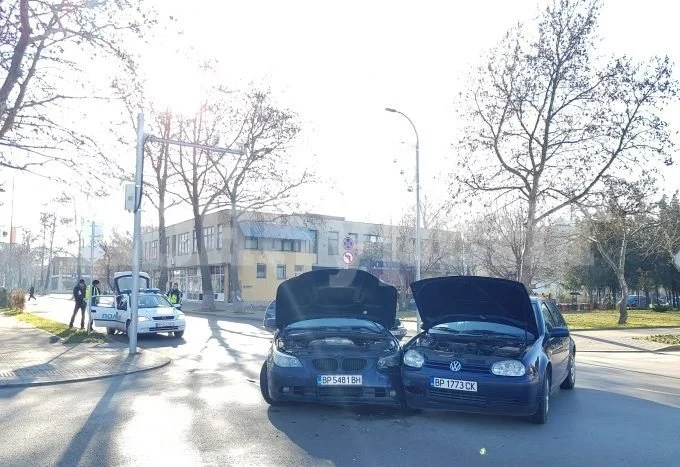 „БМВ“ и „Голф“ премериха сили на кръстовище в Козлодуй СНИМКИ