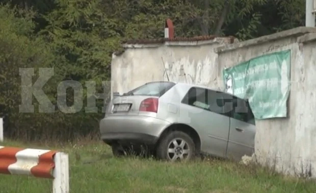 Пиян заби автомобил в ограда