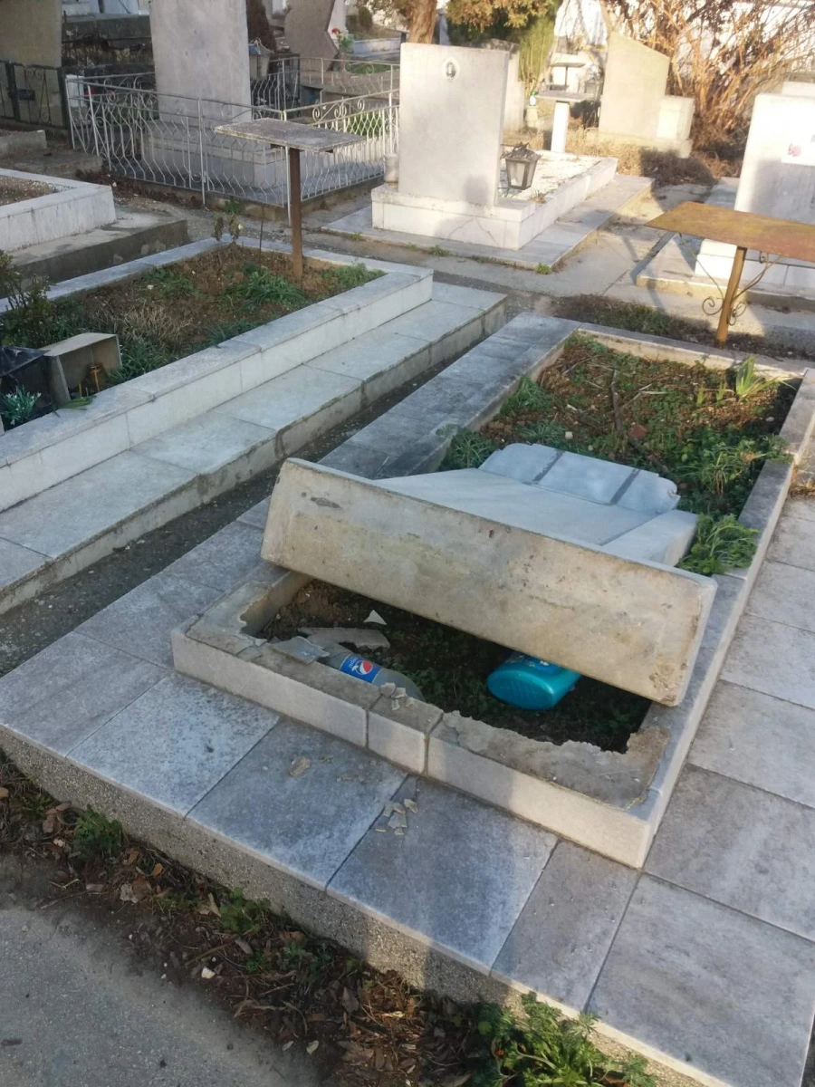 Вандали поругаха гробище
