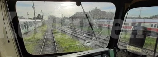 Неизвестни хвърлиха камъни по влак, пострадаха две момичета