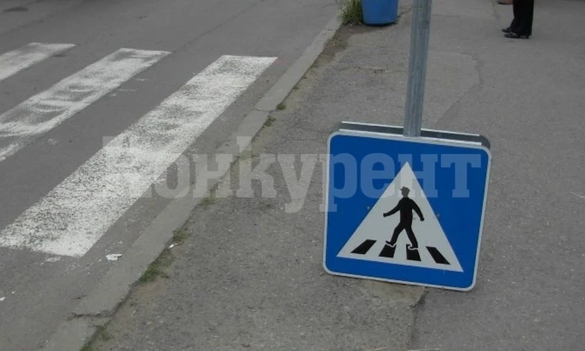 Такси блъсна жена с дете на пешеходна пътека