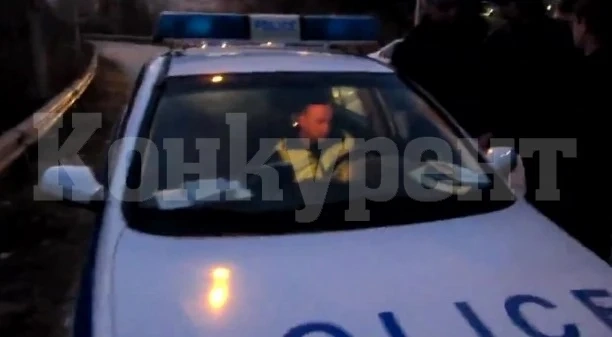 На местопрестъплението! Заловиха трима тарашили лека кола в Бяла Слатина