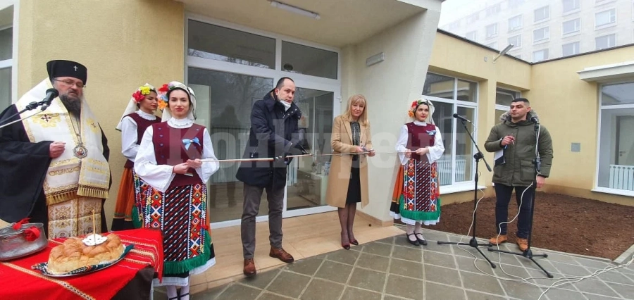 Петя Аврамова и Калин Каменов прерязаха лентата на нова социална услуга за възрастни хора във Враца СНИМКИ