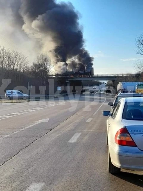 Турски тир се подпали в движение на магистралата край Варна (Снимки)