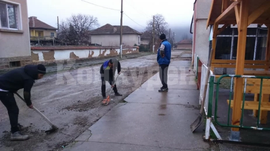 Жители на Ботуня сами запълват дупките на една от улиците в селото